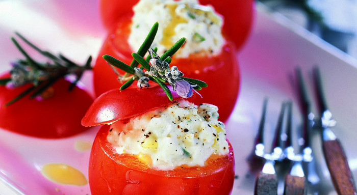 Tomaten mit Mozzarella gefüllt